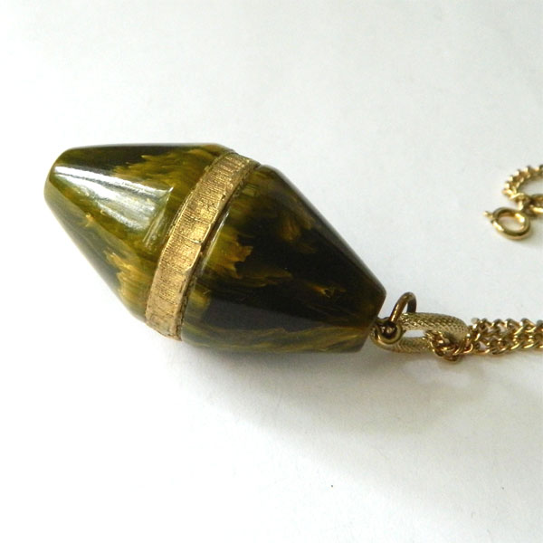 Bakelite pendant necklace