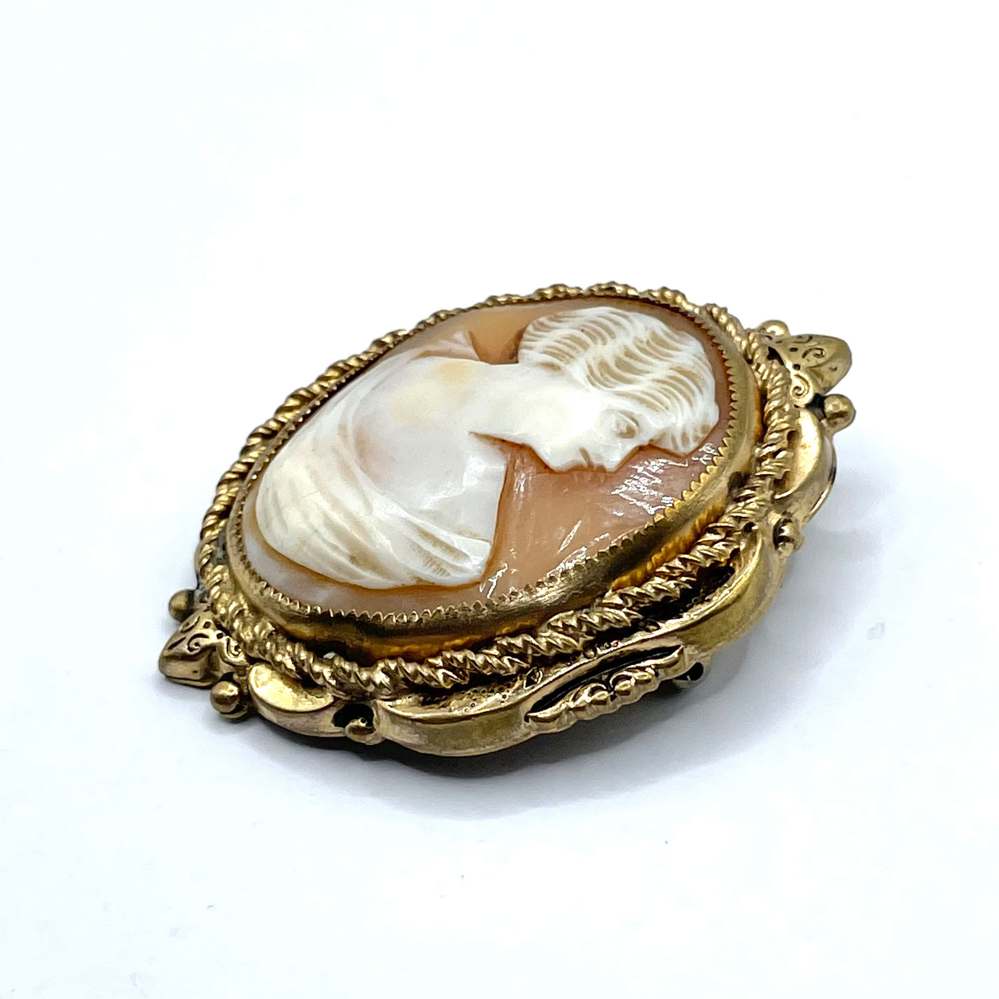 Shell cameo brooch