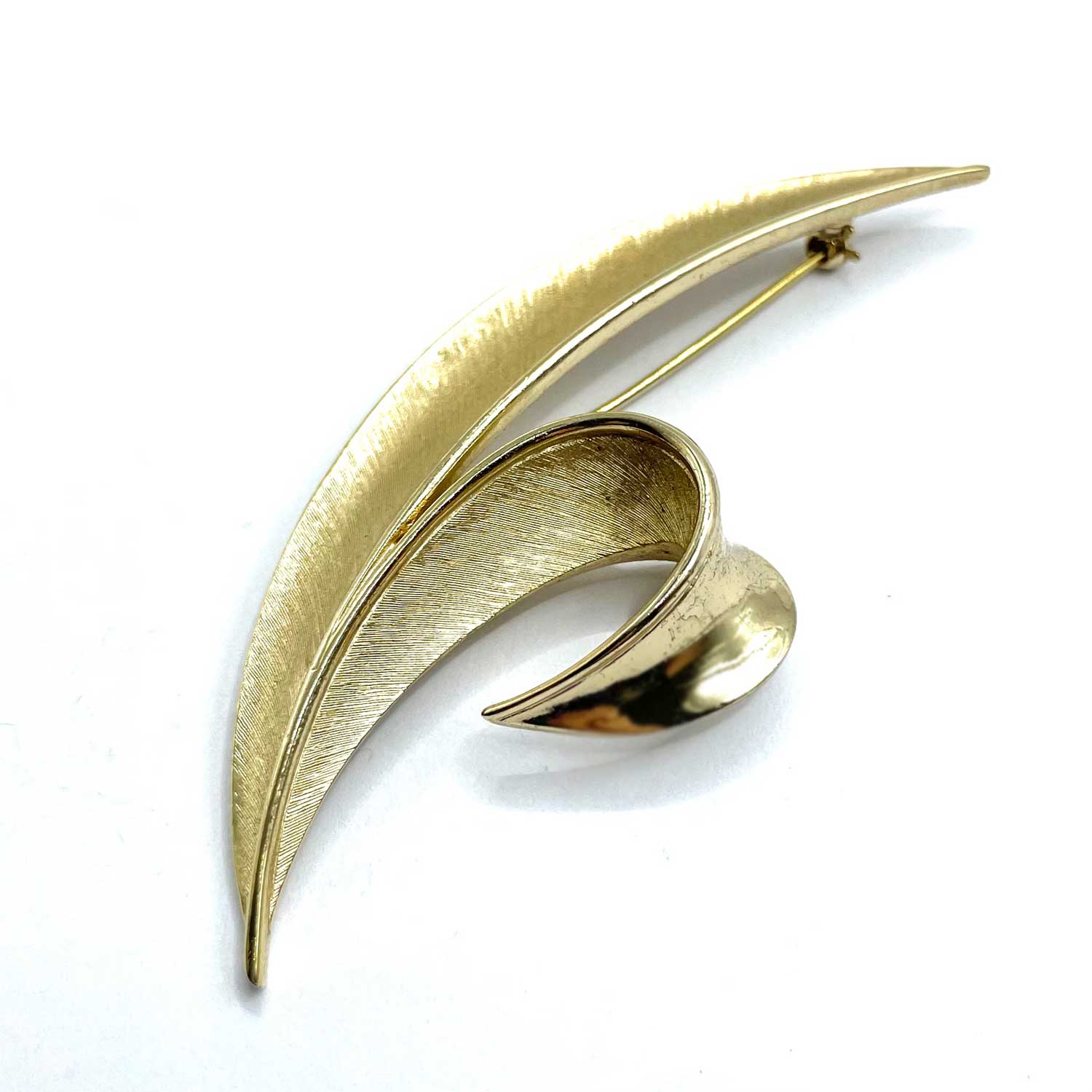 1950s gold tone Trifari leaf brooch