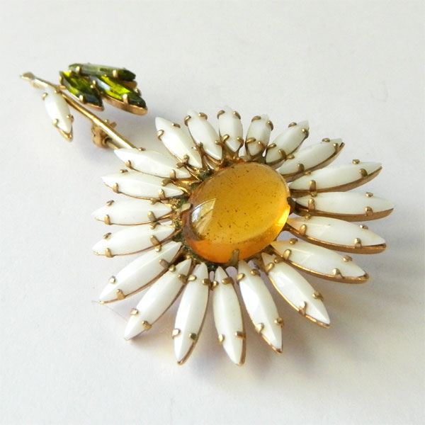 1950's rhinestone daisy brooch