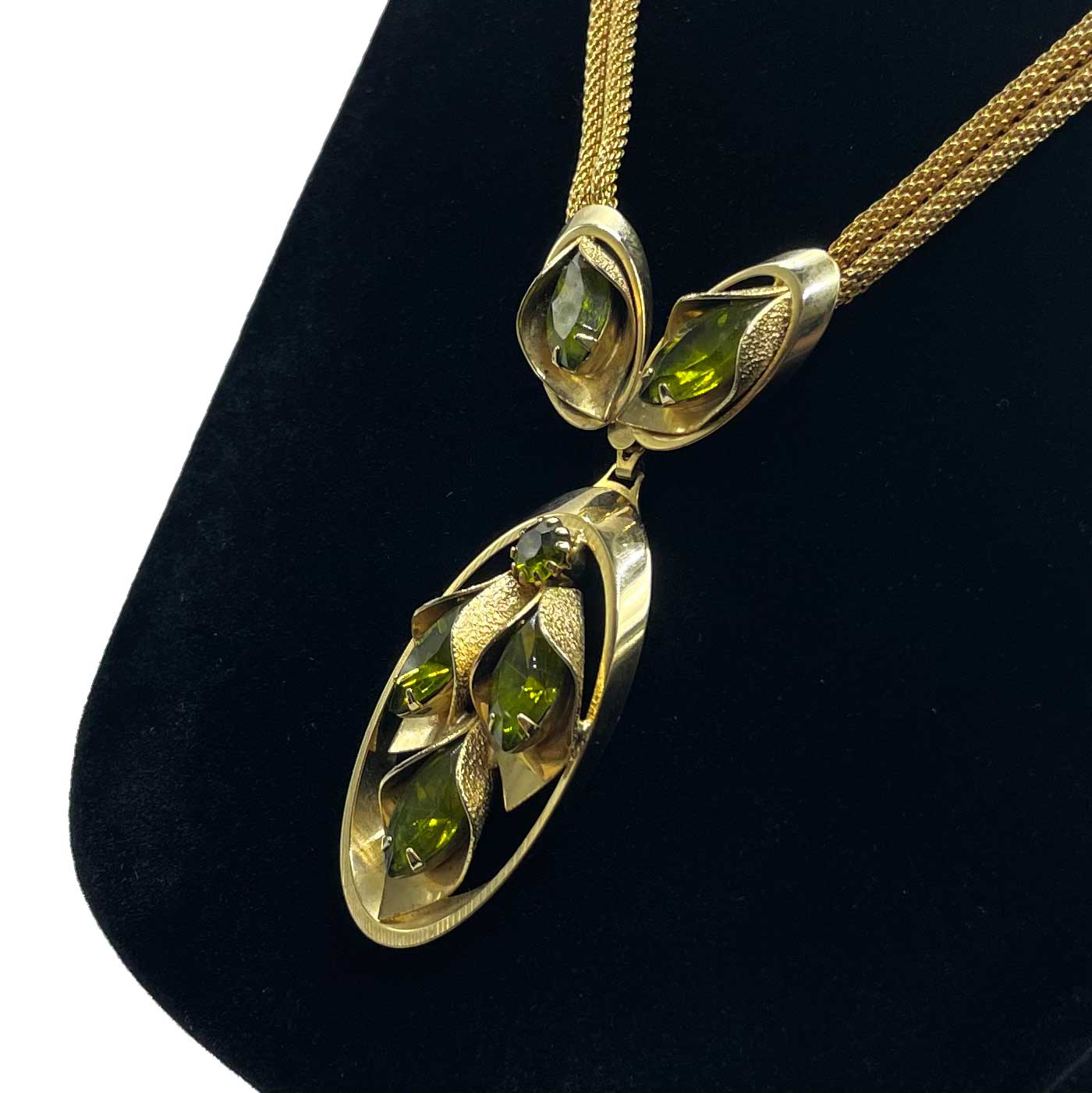 Rhinestone pendant necklace