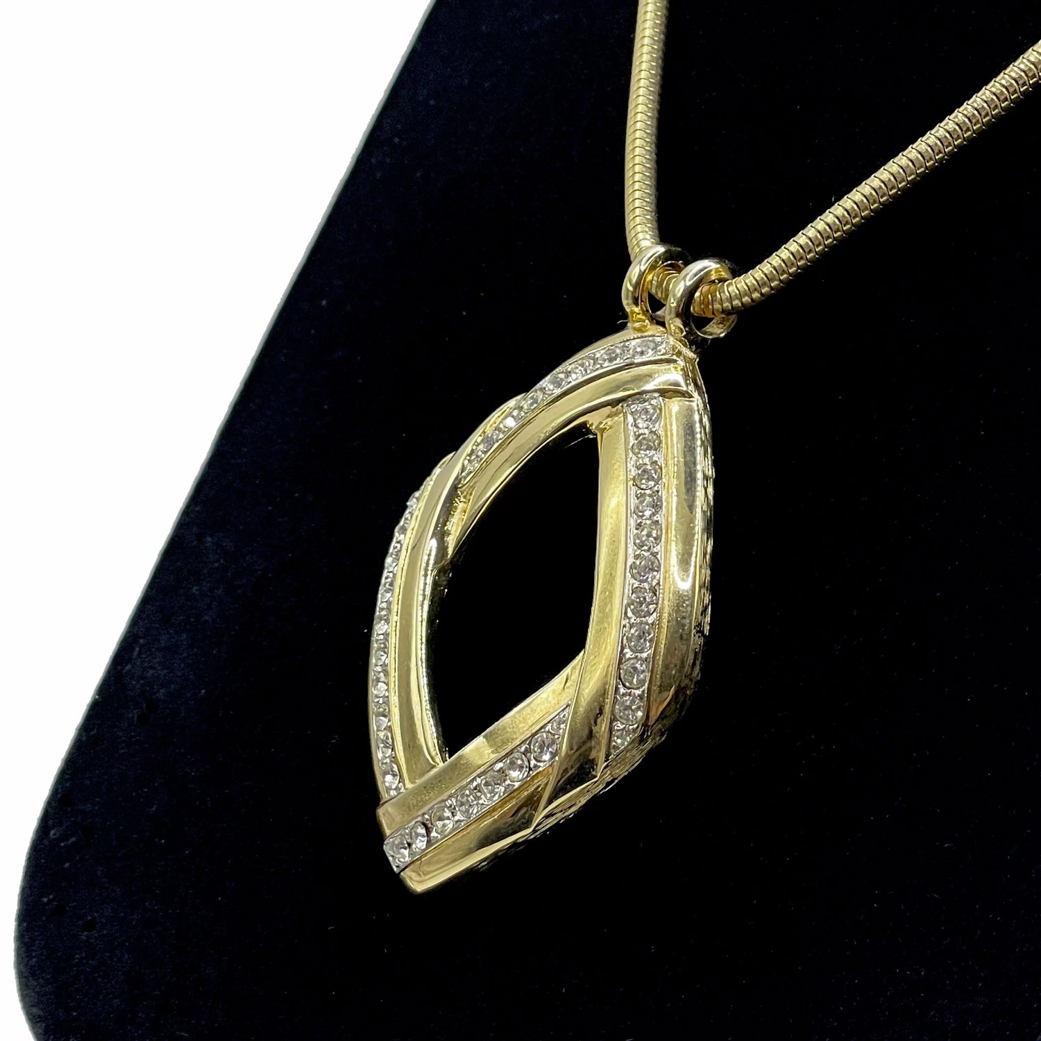Rhinestone pendant necklace