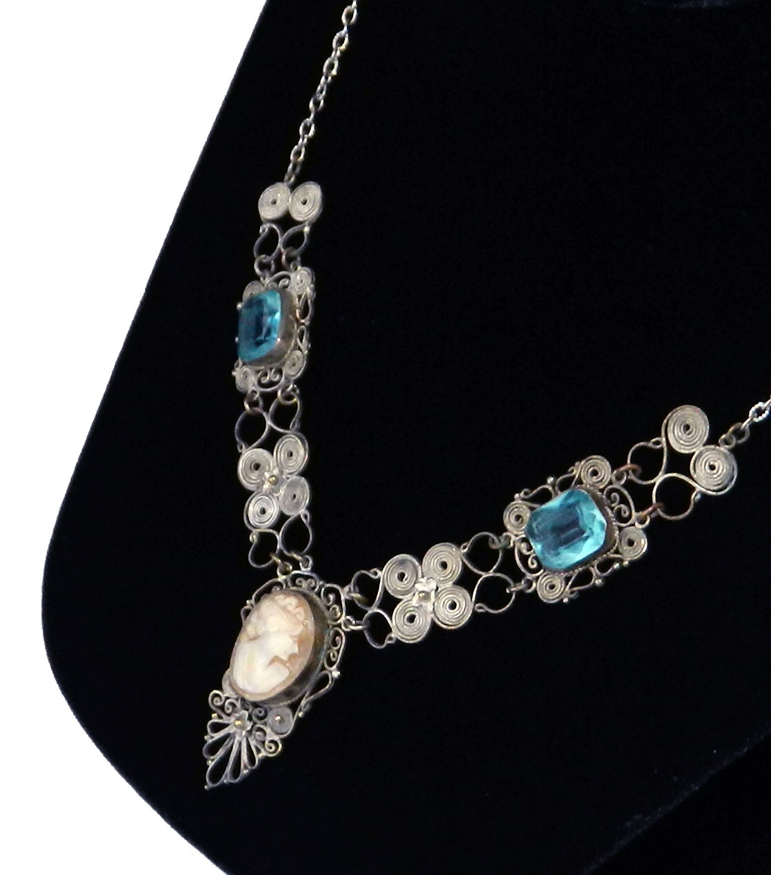 1930's cameo pendant necklace