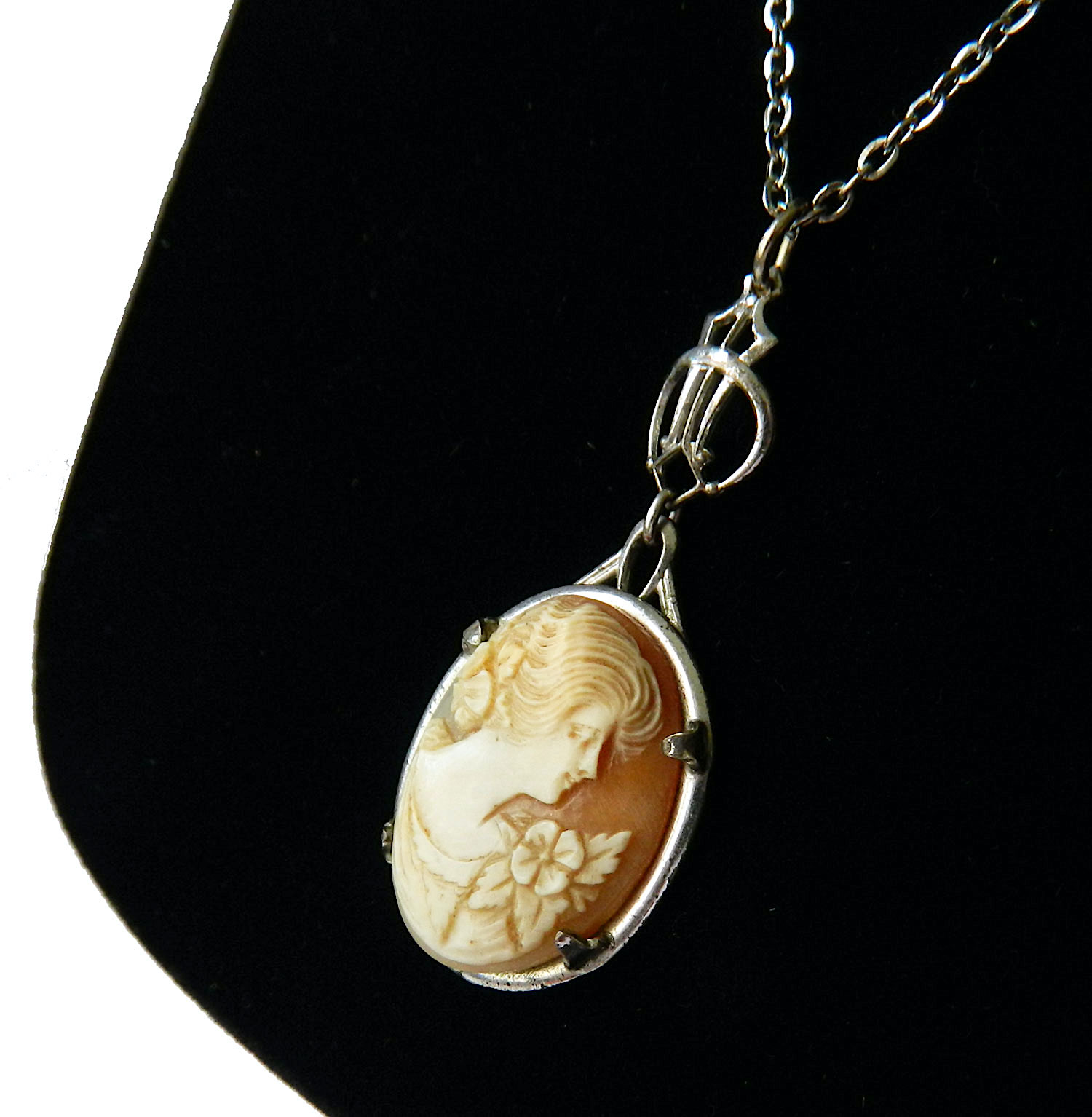 1920's cameo pendant necklace