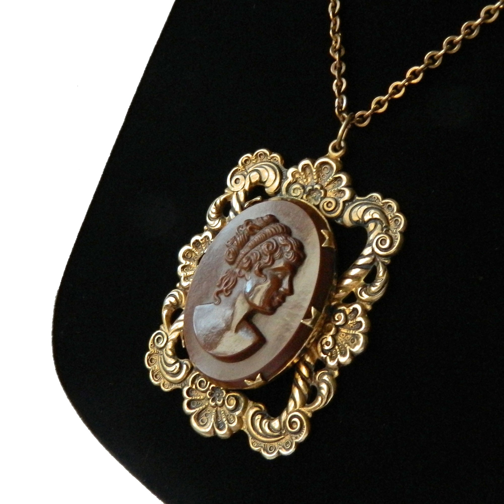 Rococo cameo pendant necklace