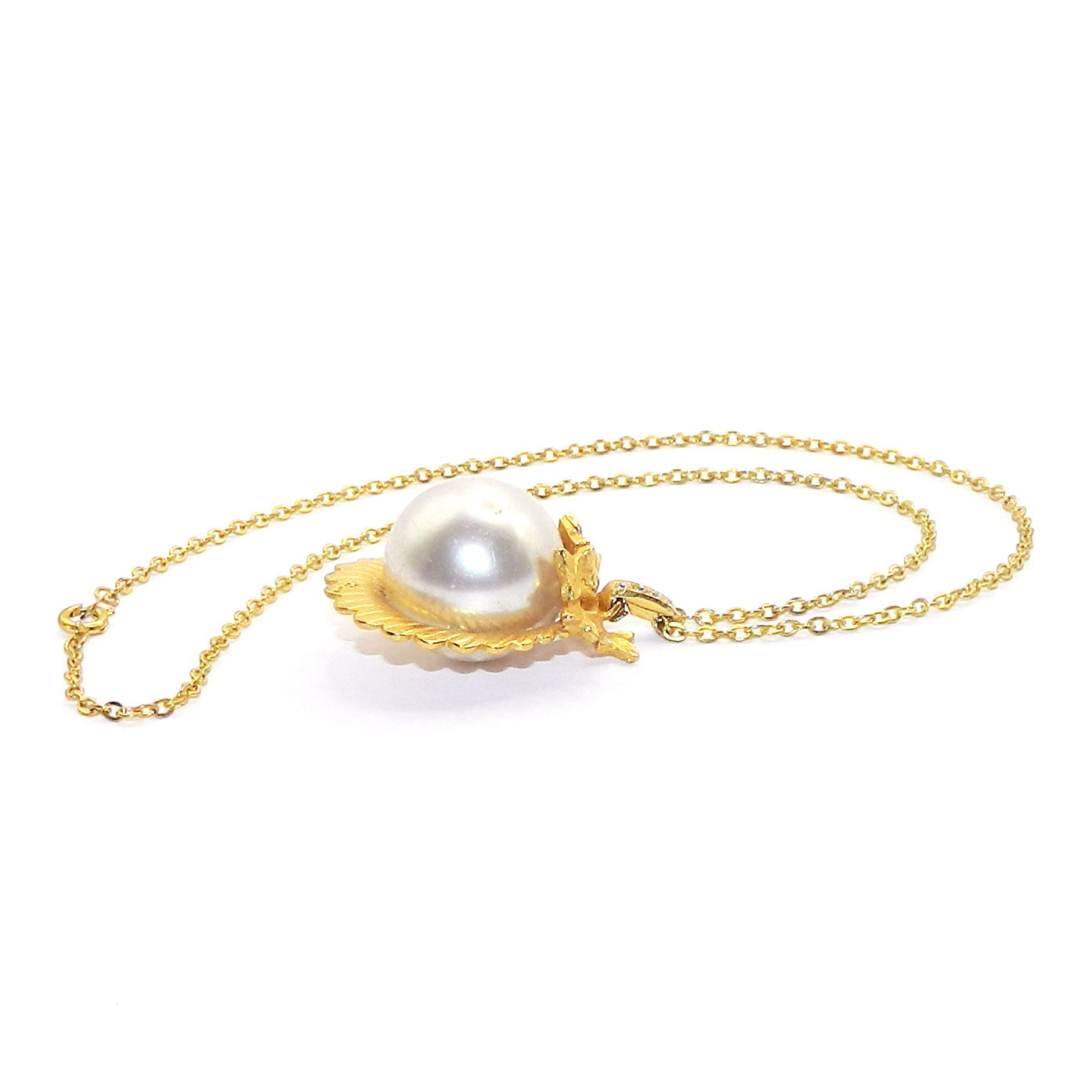 Faux pearl pendant necklace