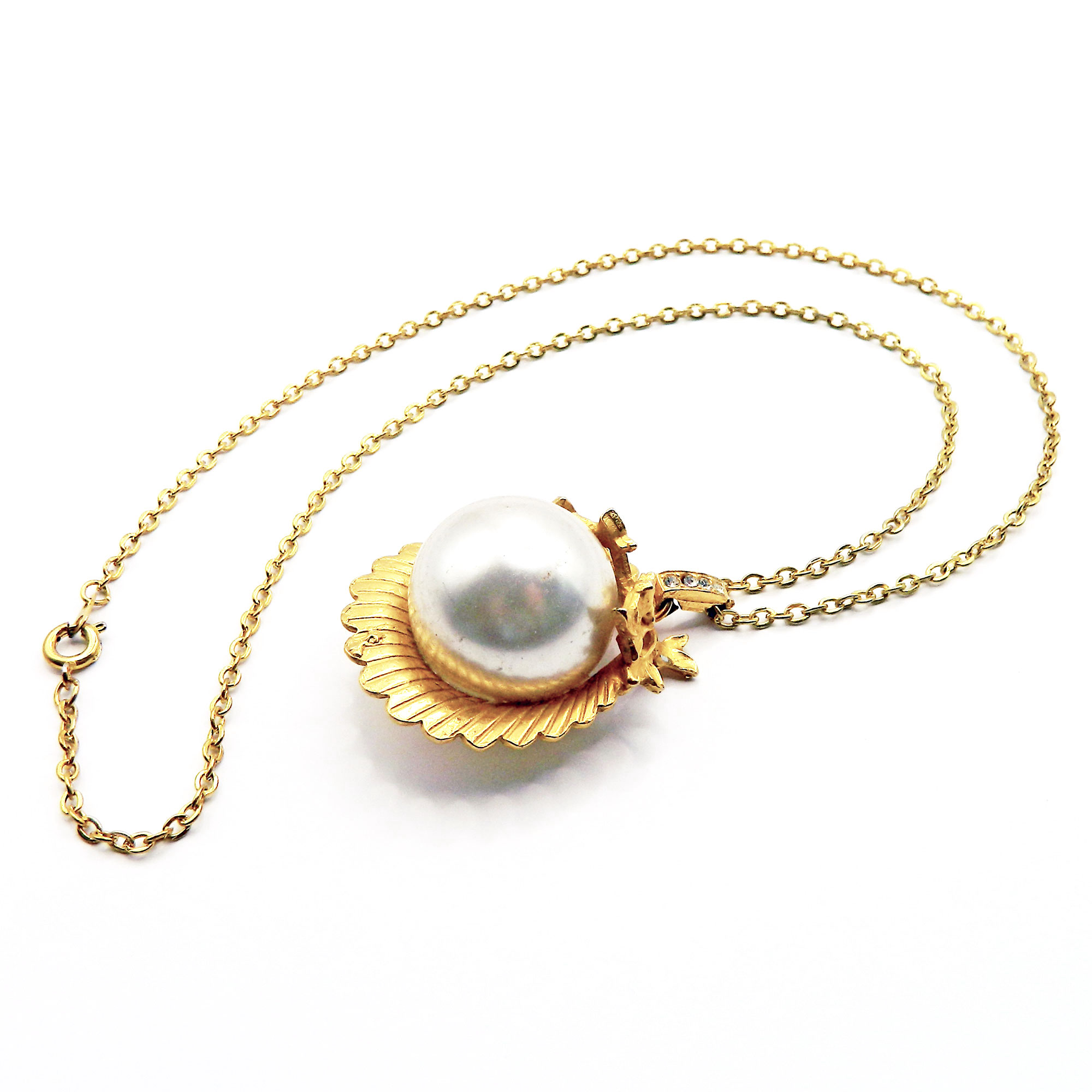 Faux pearl pendant necklace