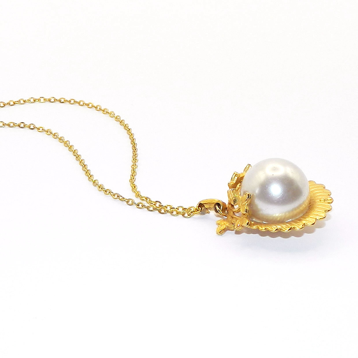 Faux pearl pendant necklace