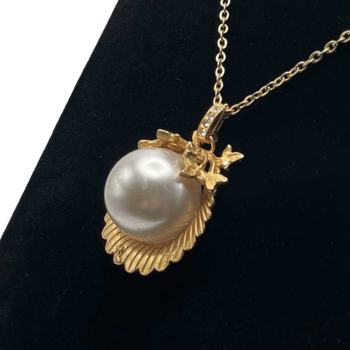 Faux pearl pendant necklace