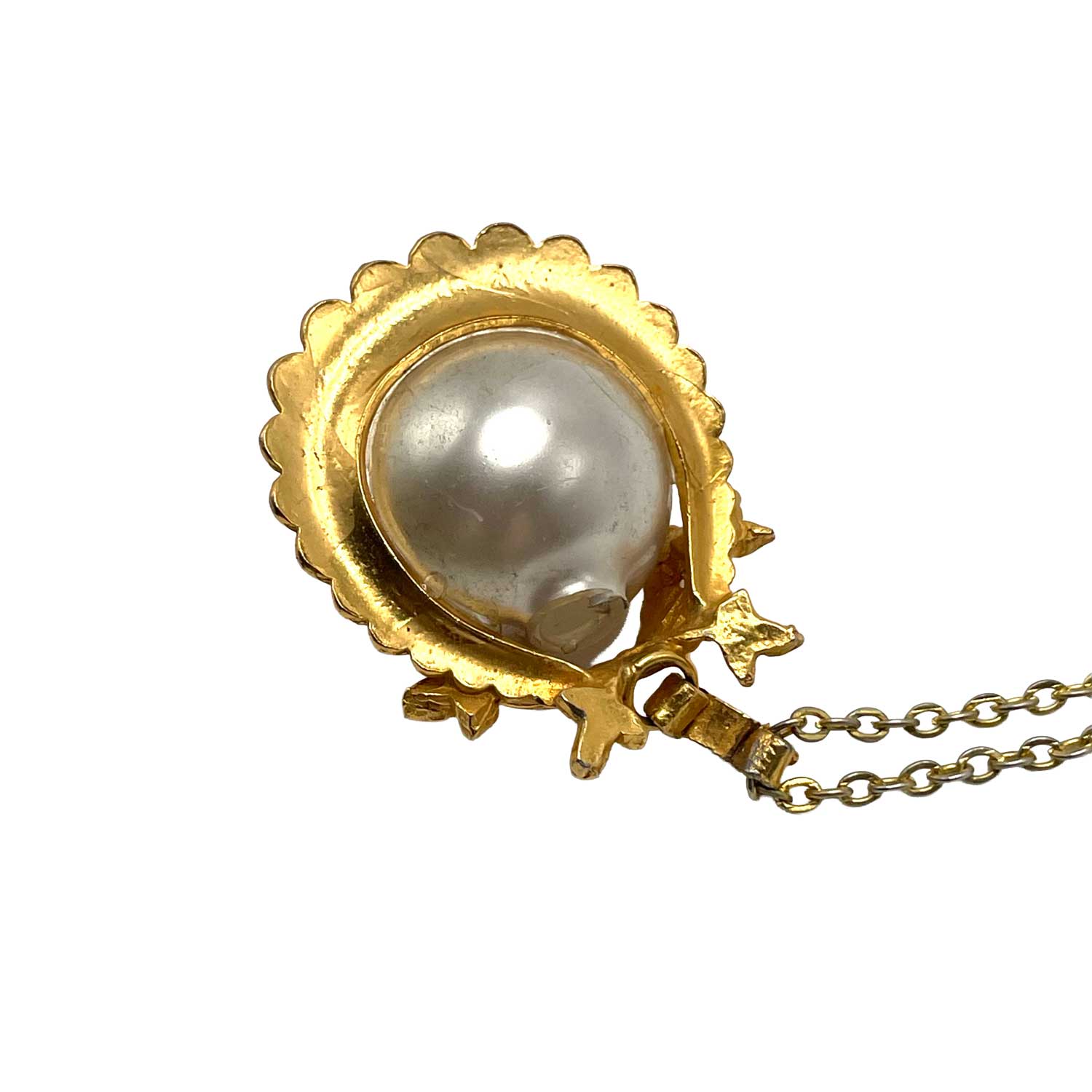 Faux pearl pendant necklace