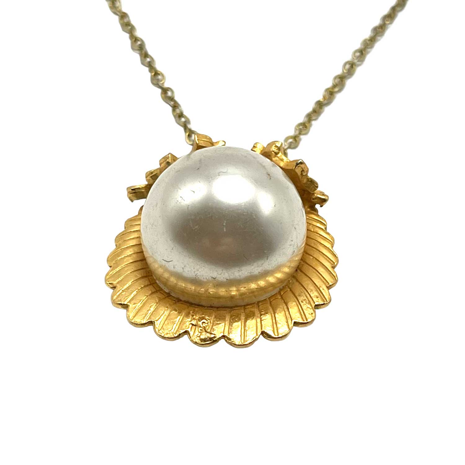 Faux pearl pendant necklace