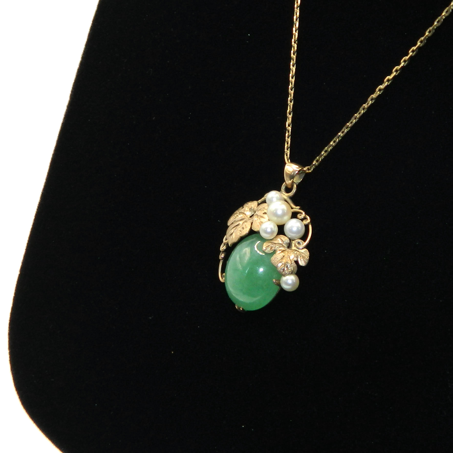 Jade and pearl pendant necklace