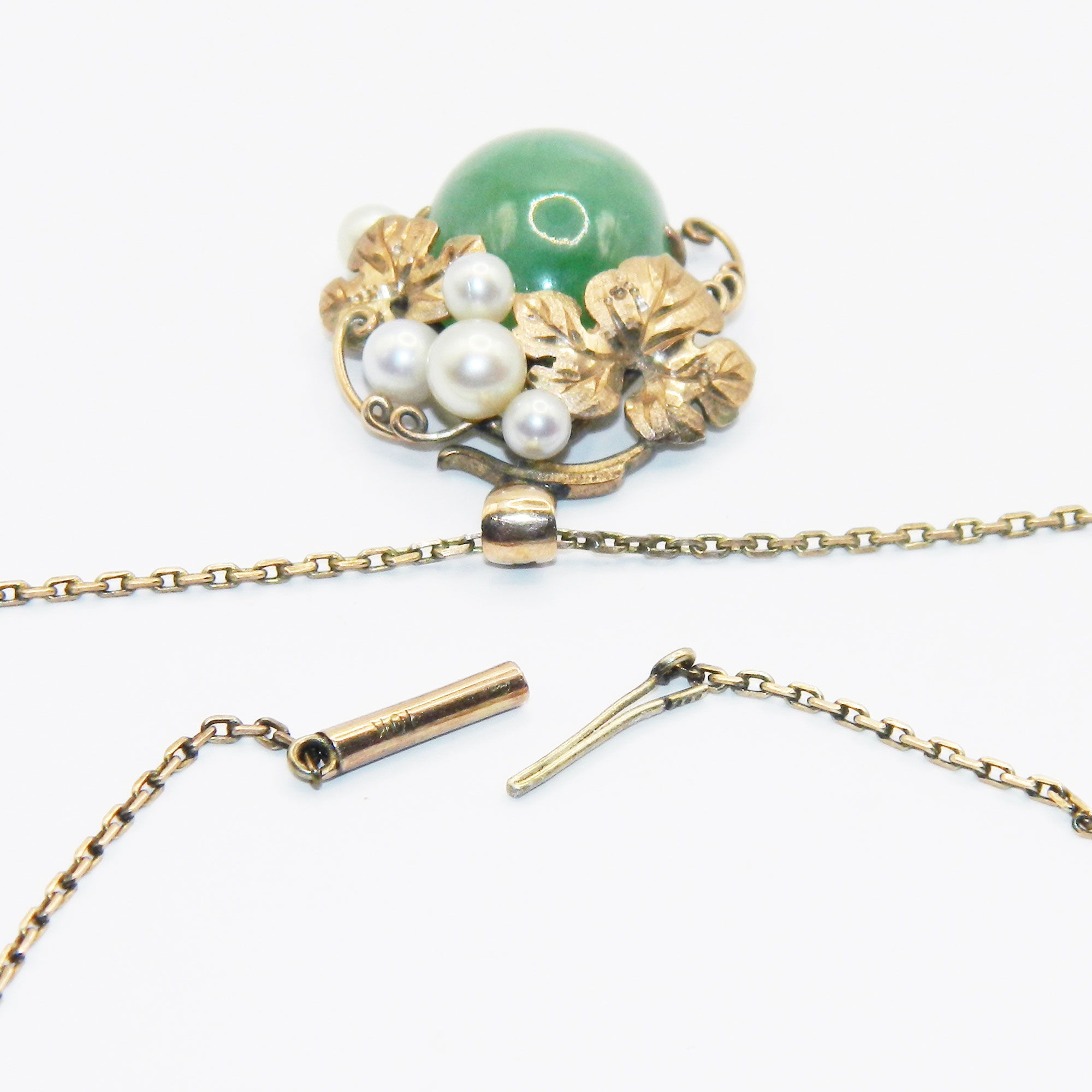 Jade and pearl pendant necklace