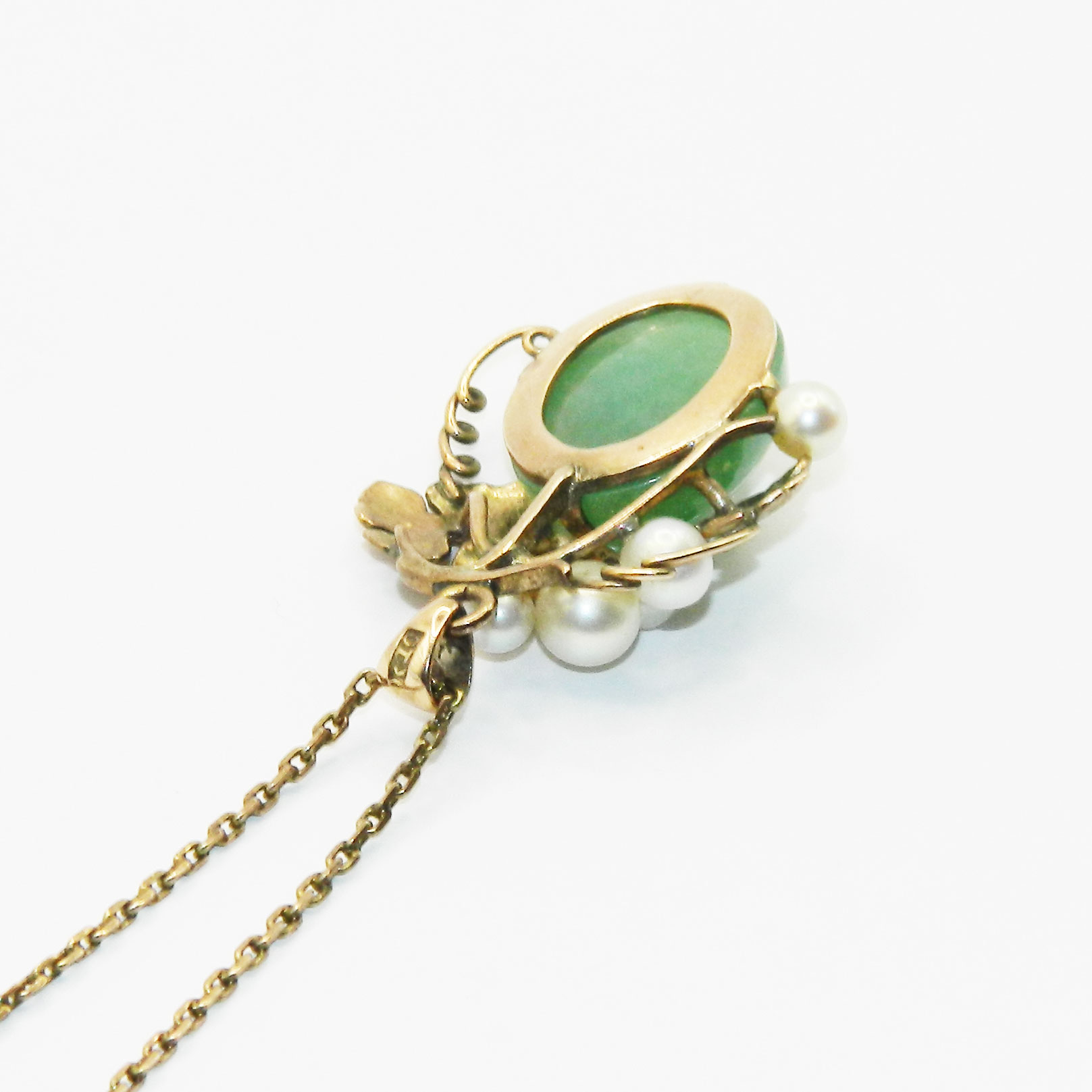 Jade and pearl pendant necklace