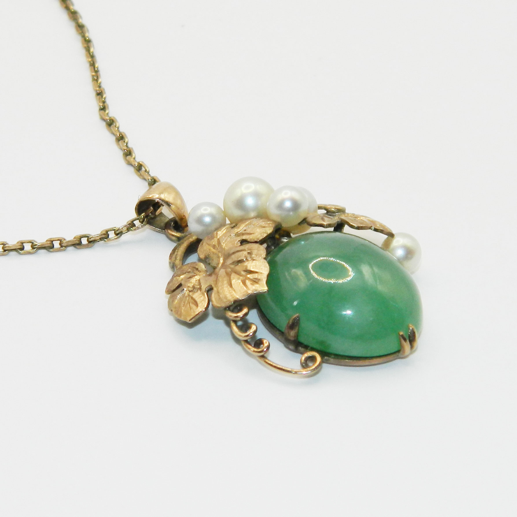 Jade and pearl pendant necklace