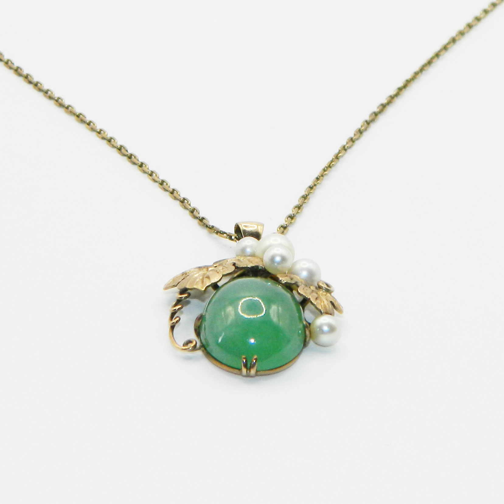 Jade and pearl pendant necklace