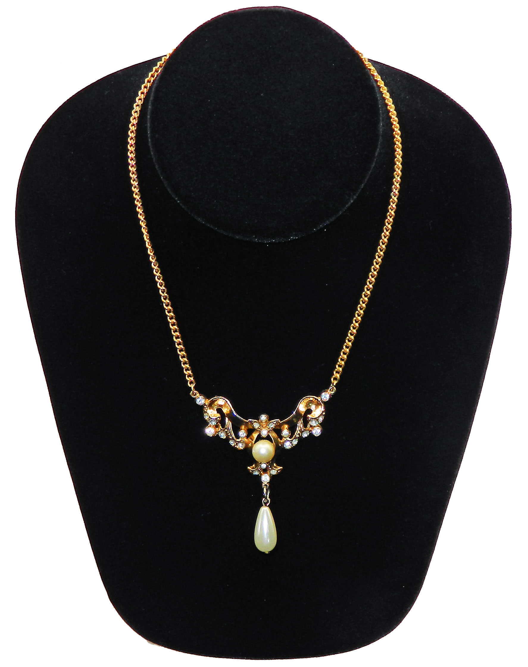 Faux pearl pendant necklace