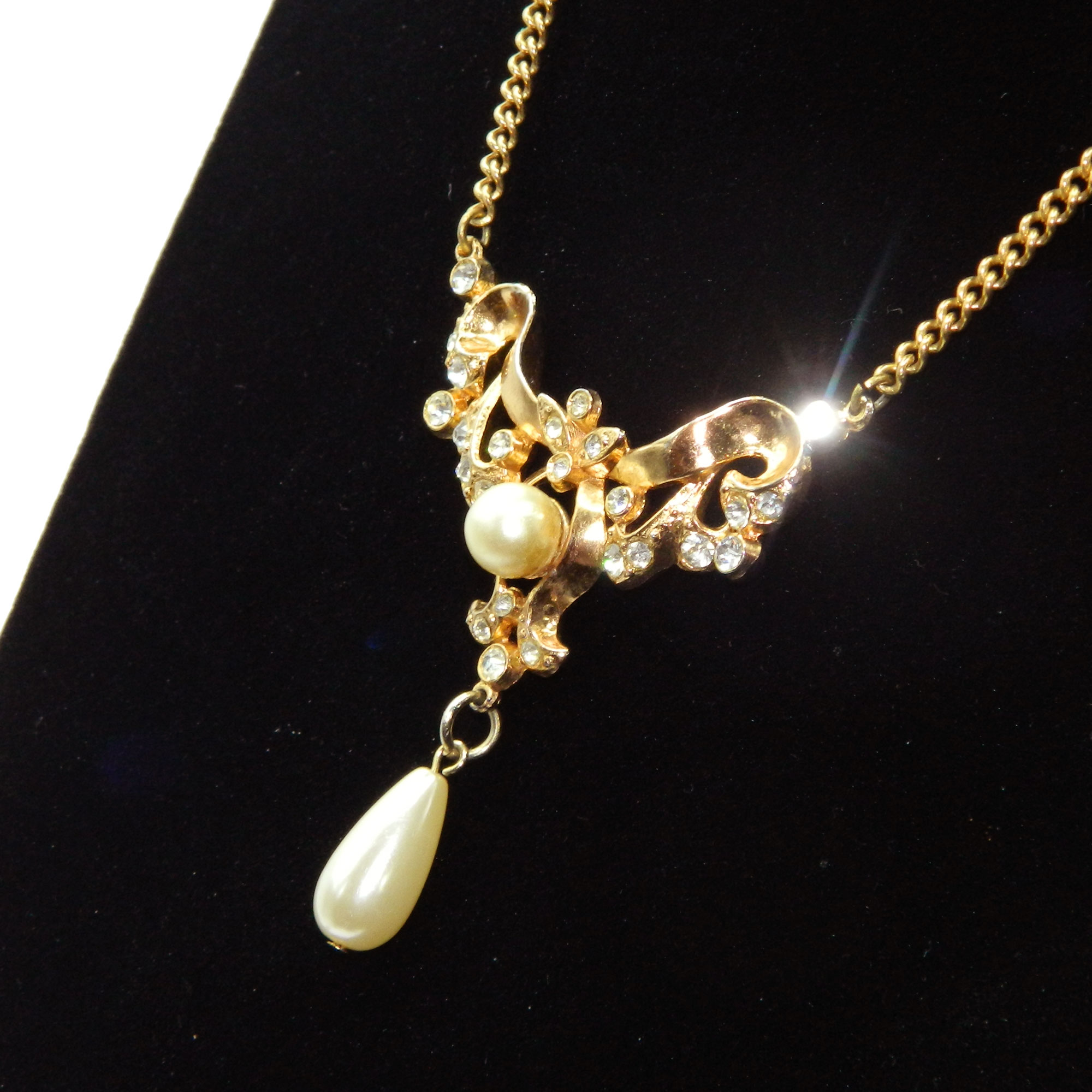 Faux pearl pendant necklace