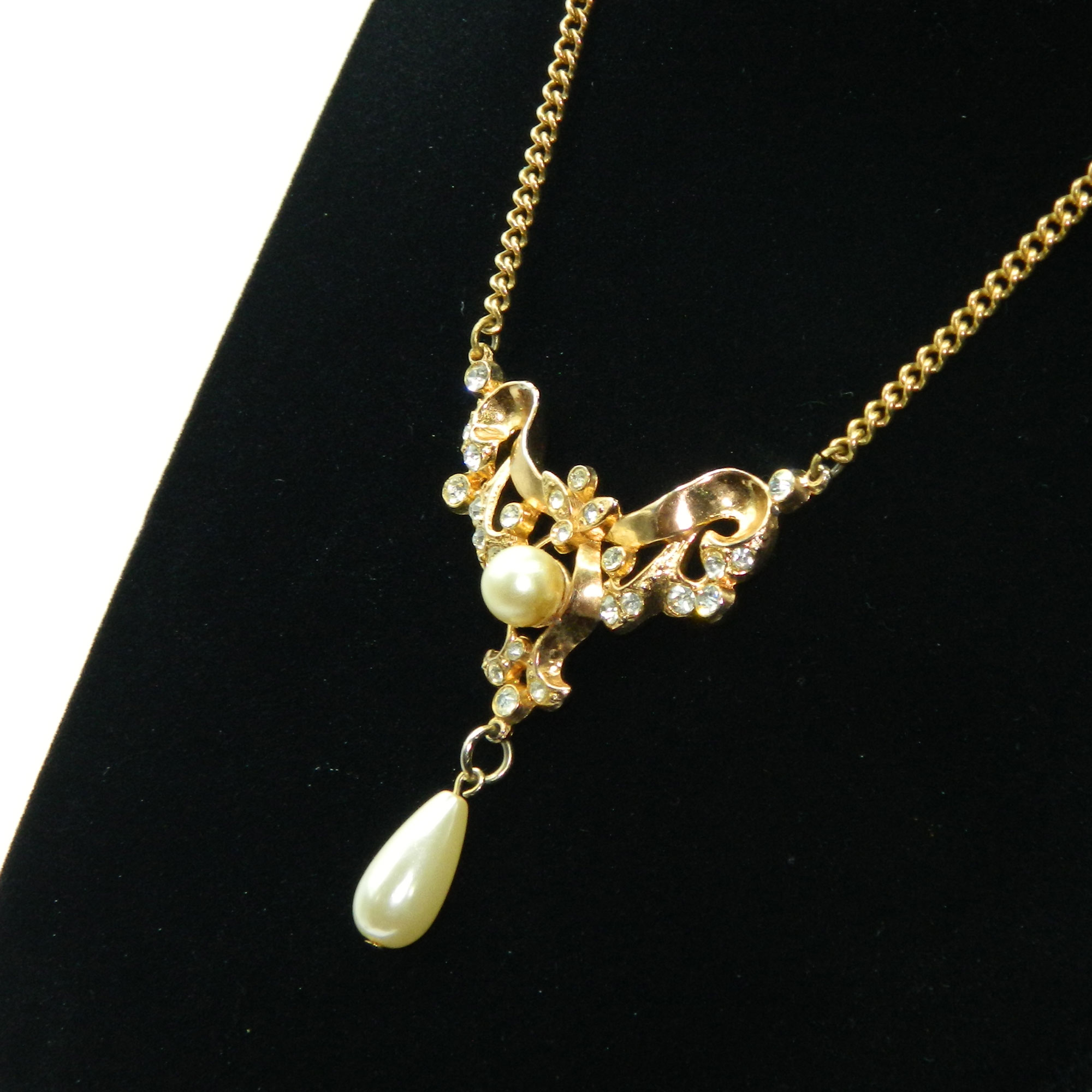 Faux pearl pendant necklace