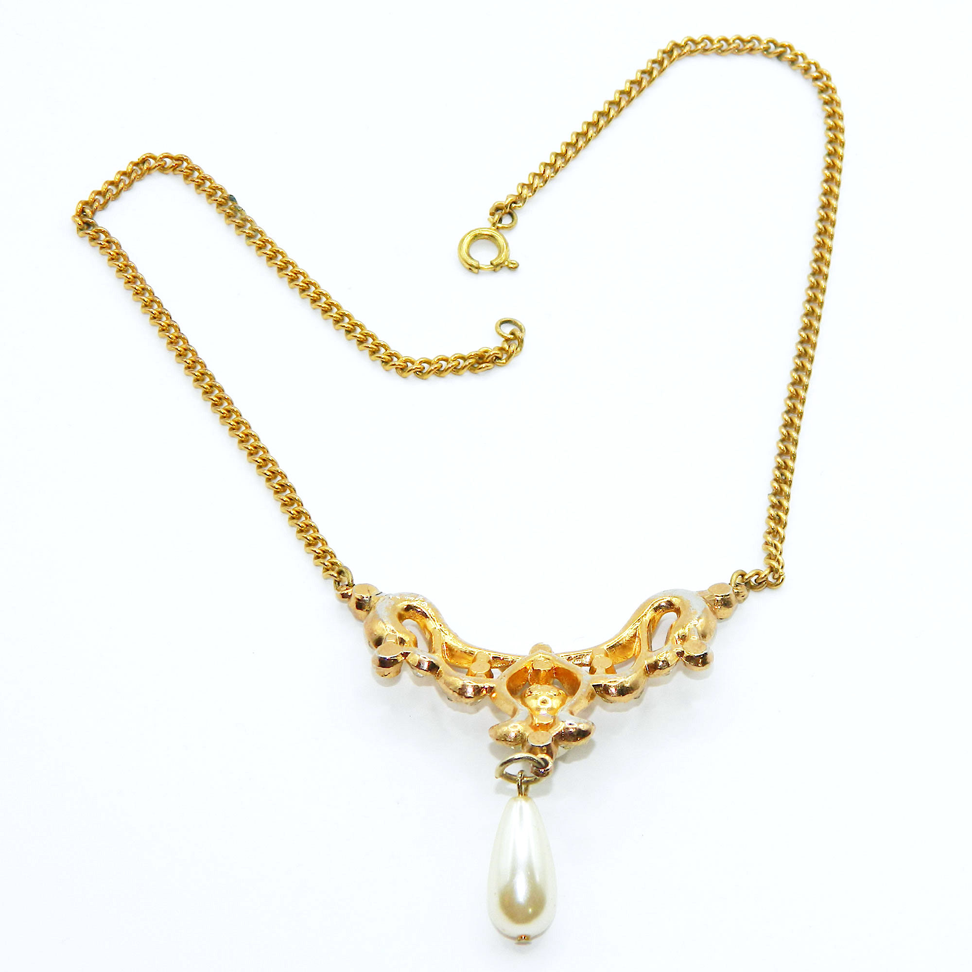 Faux pearl pendant necklace