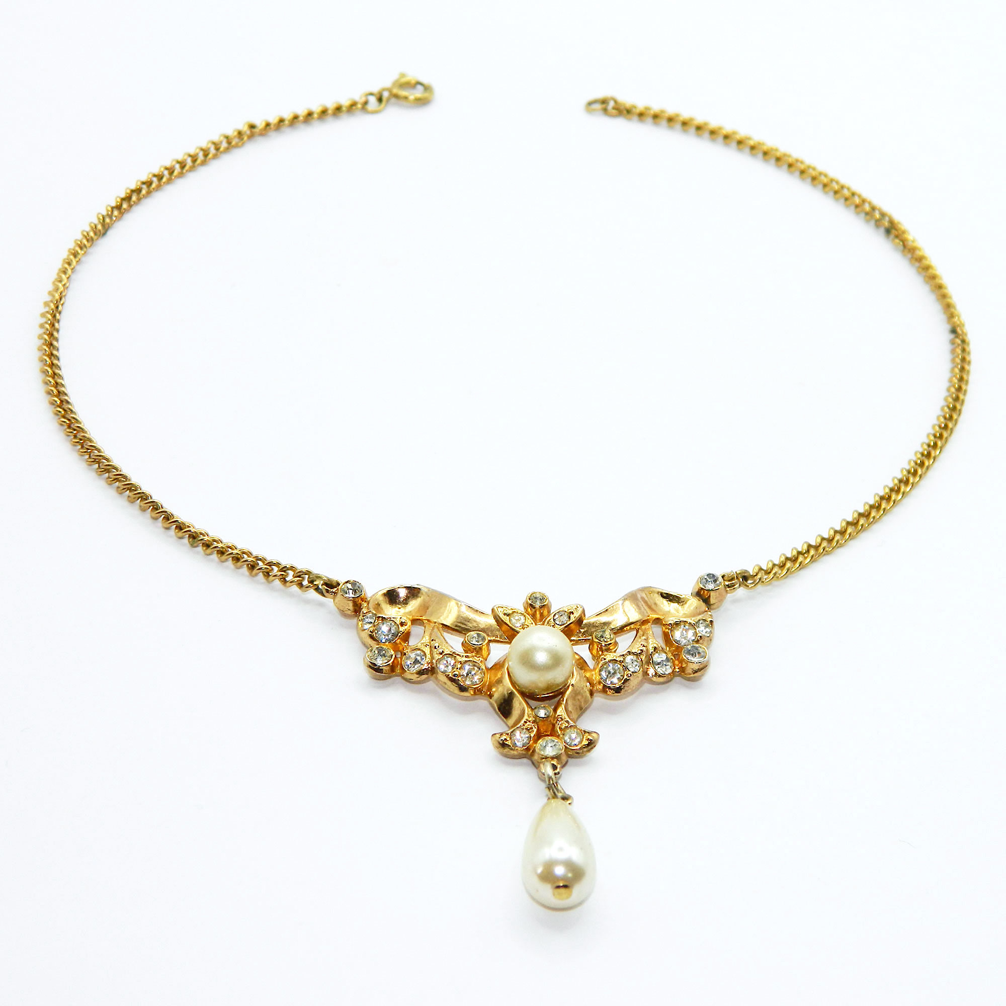 Faux pearl pendant necklace