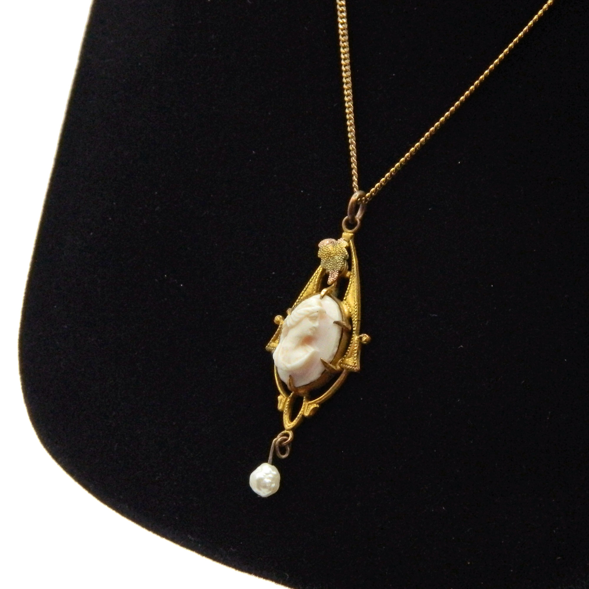 Antique lavalier cameo pendant necklace