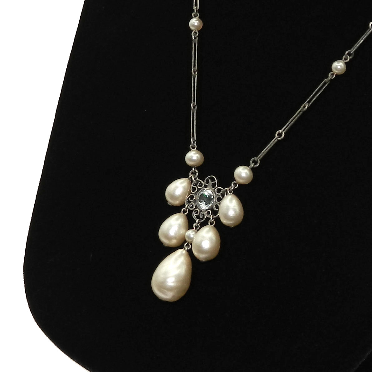 Faux pearl pendant necklace