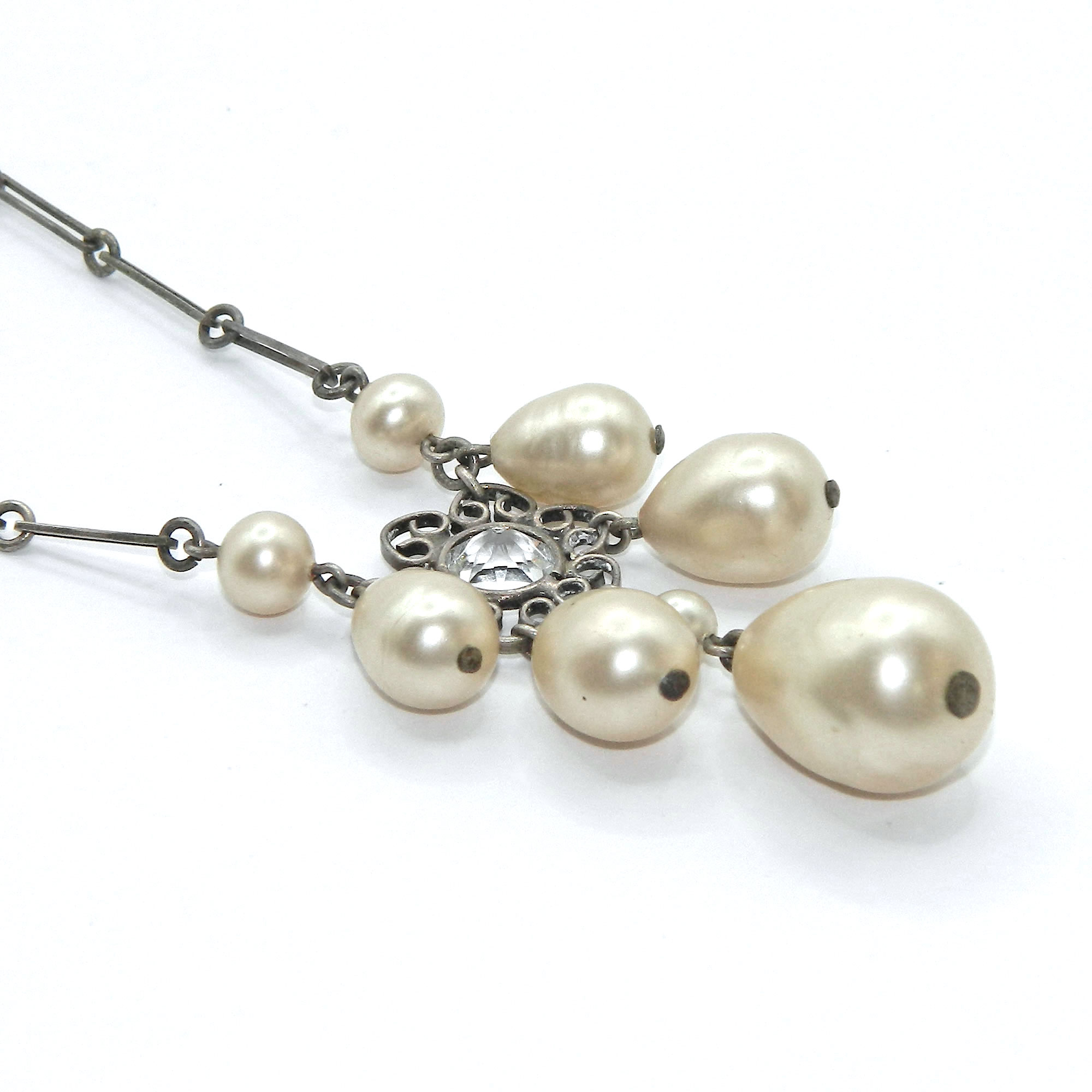 Faux pearl pendant necklace