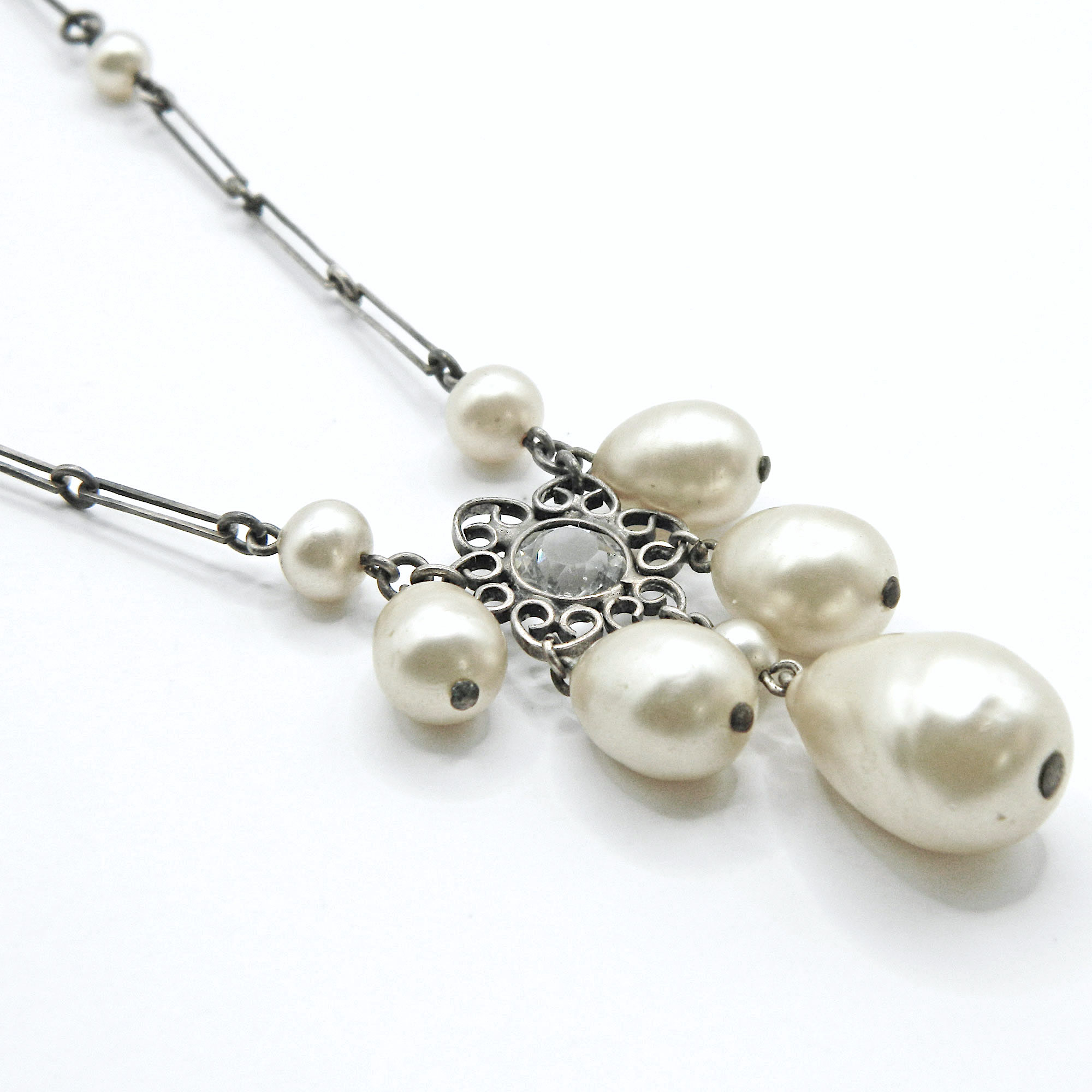 Faux pearl pendant necklace