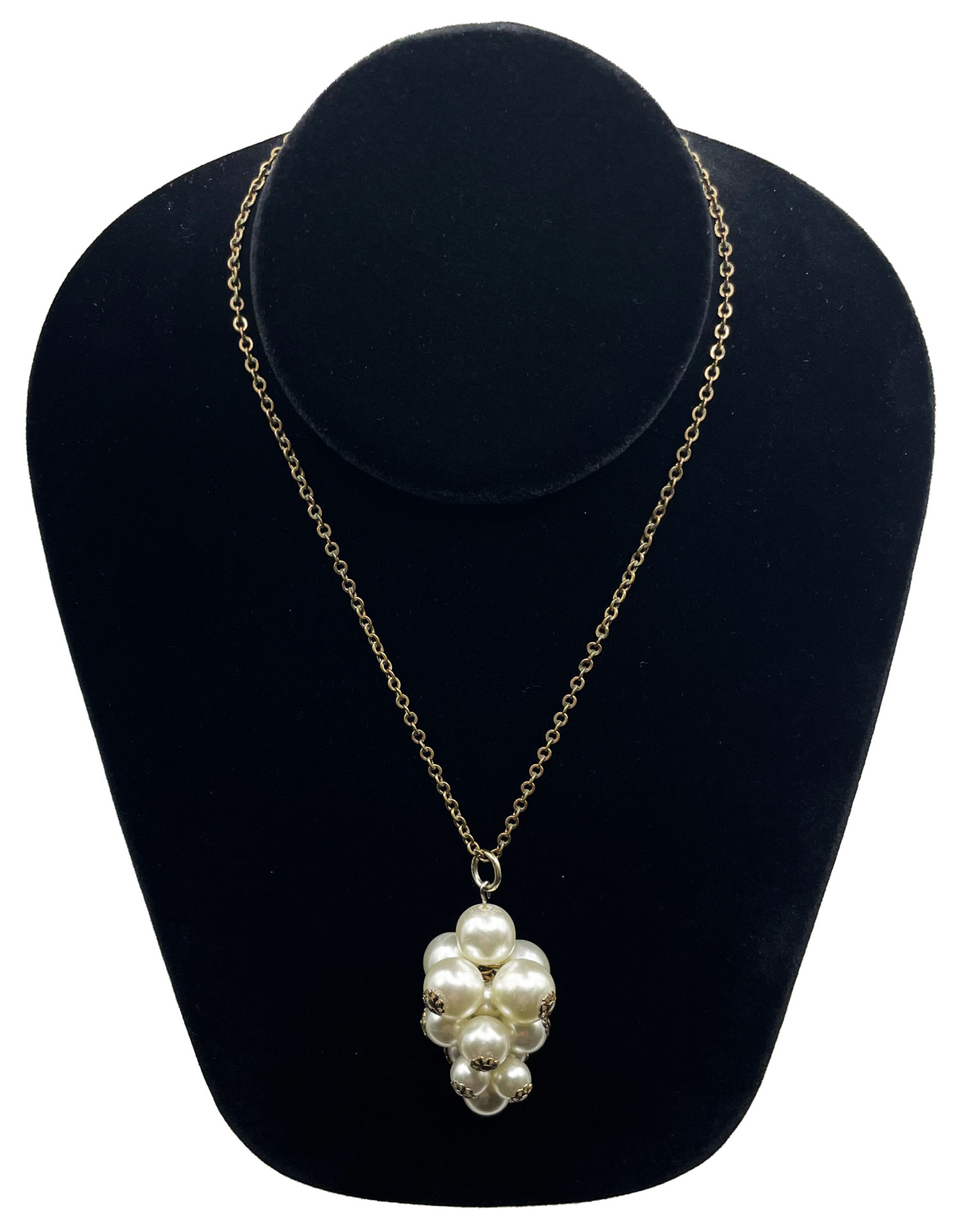 Faux pearl pendant necklace