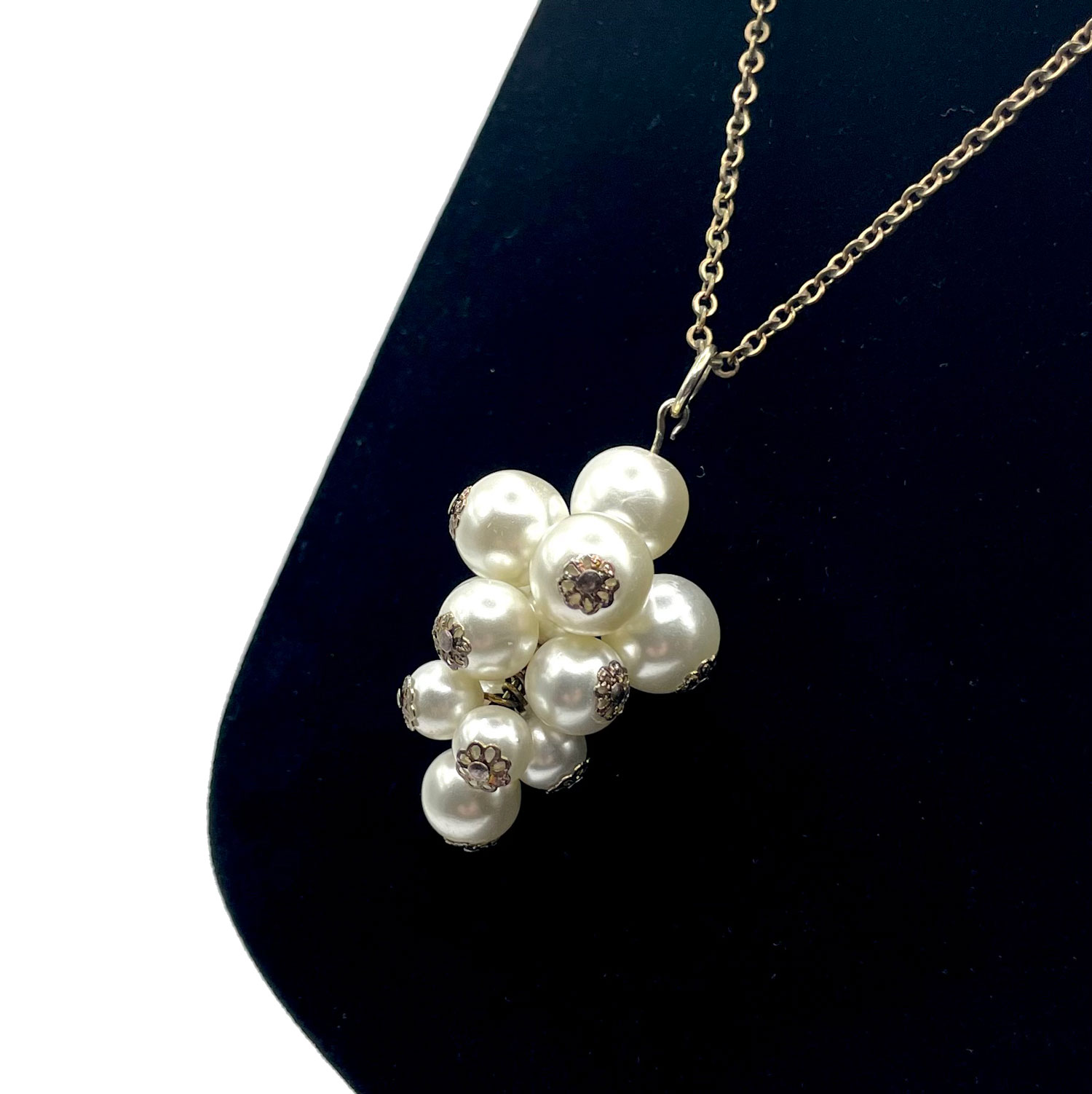 Faux pearl pendant necklace