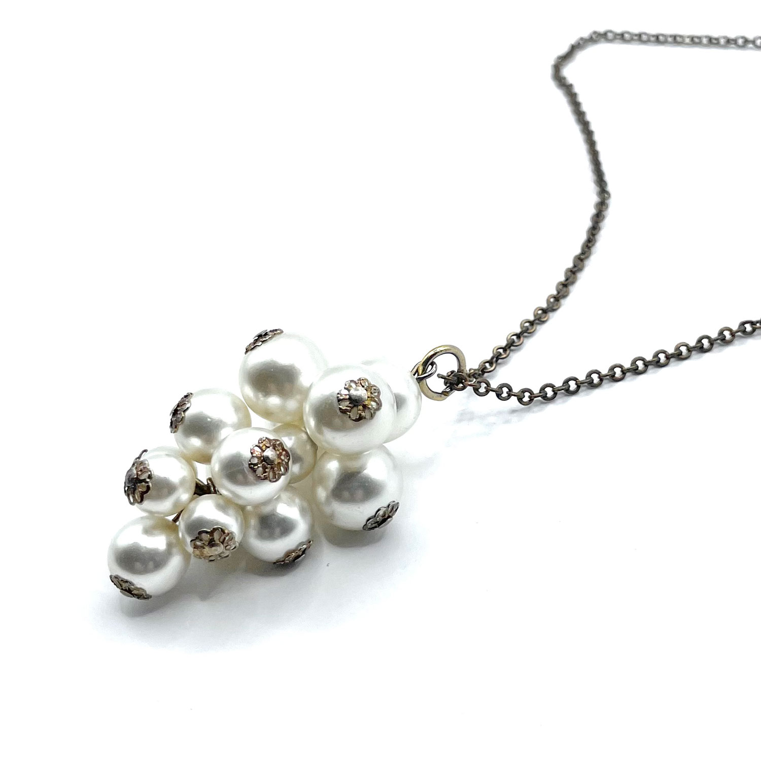 Faux pearl pendant necklace