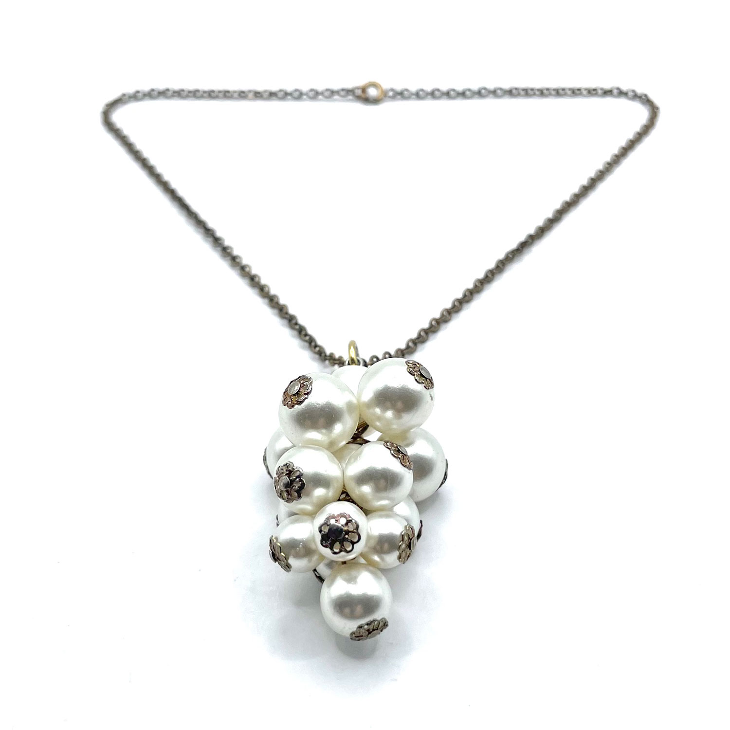 Faux pearl pendant necklace