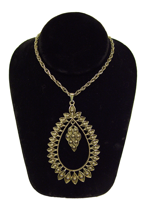 Sarah Coventry pendant necklace