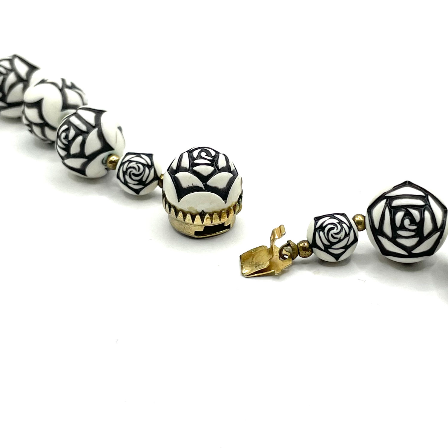 Black and white rose necklace set