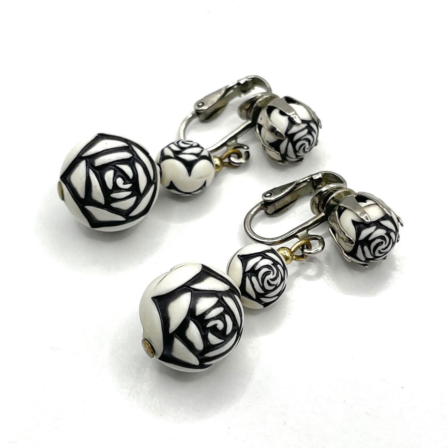 Black and white rose necklace set