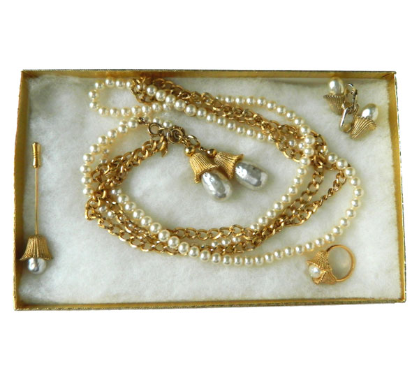 Pearl necklace set